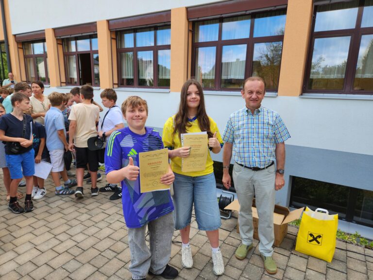 Schulschlussfeier im Hof!