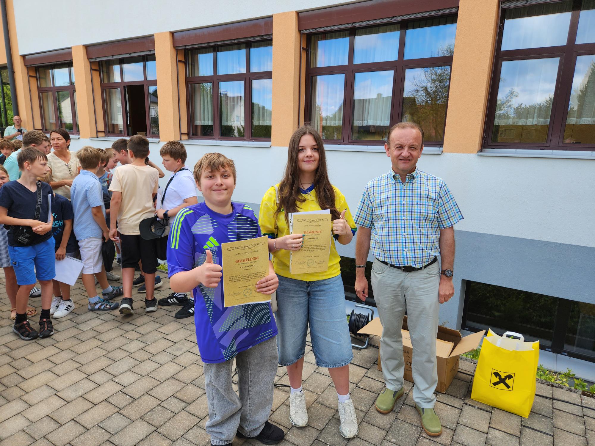 Mehr über den Artikel erfahren Schulschlussfeier im Hof!